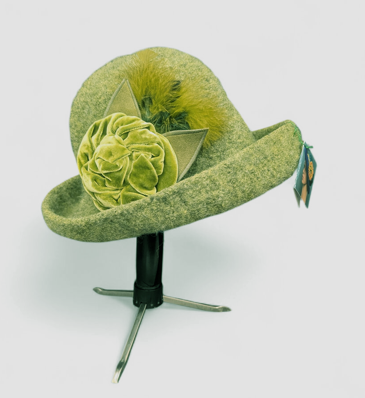 194 Brim Hat w/lg Flower Pin