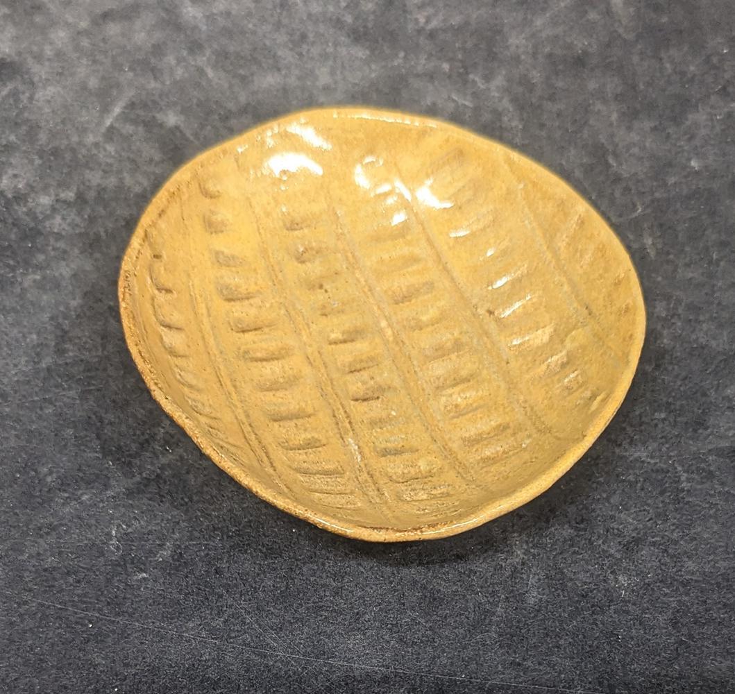 161 Round Tan Patterned Dish