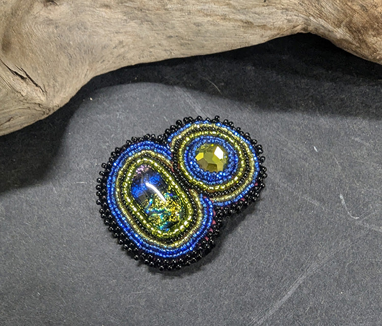 571 Blue/Black Beaded Pin