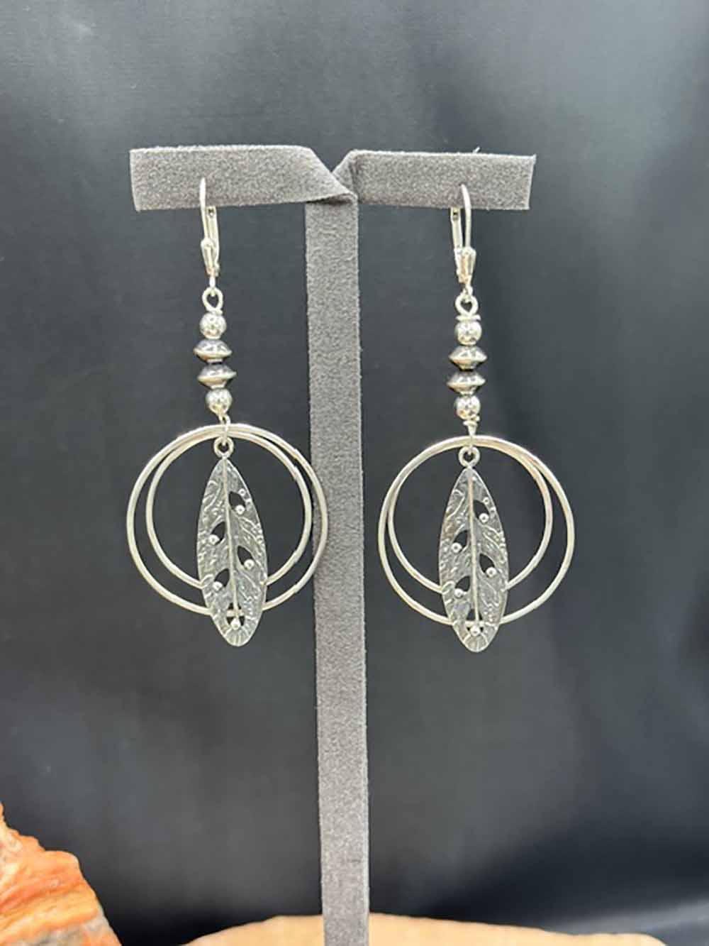 5061 Detailed Feather Earrings